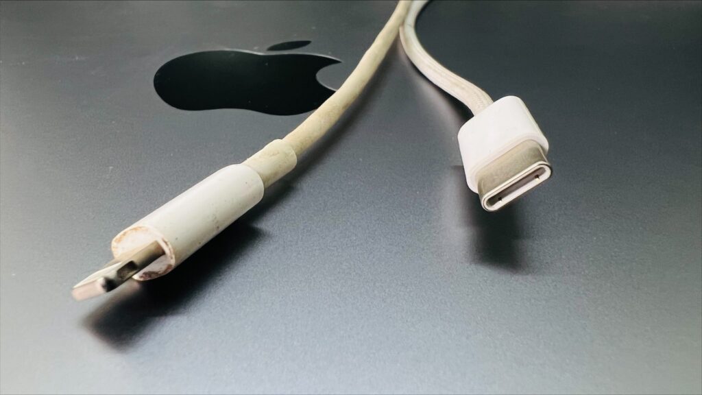 Incompatibility with USB on iPhones
